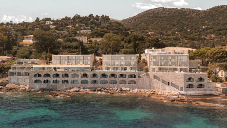 L’hôtel Les Roches au Lavandou allie patrimoine et modernité dans sa rénovation.