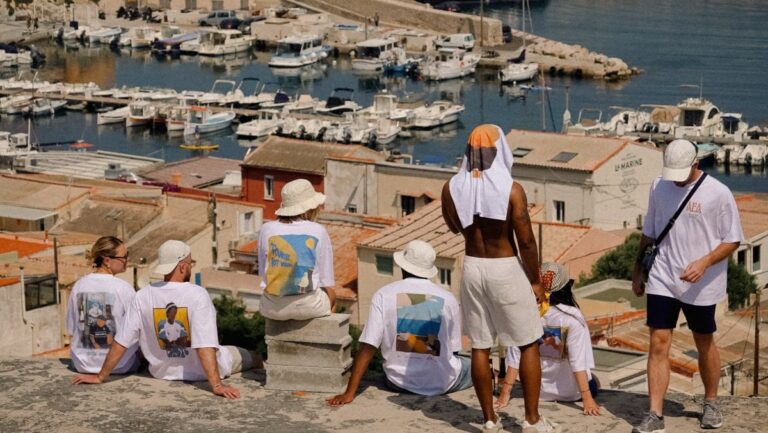Un t-shirt comme moyen d’expression : la marque Aquí e Ara s’implante à Marseille.