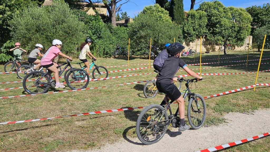 Près de 100 écoliers des Angles apprennent à rouler à vélo lors d’une opération éducative.