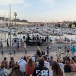 Fête de la musique à La Ciotat : des musiciens jouent depuis des barquettes sur le Port-Vieux.
