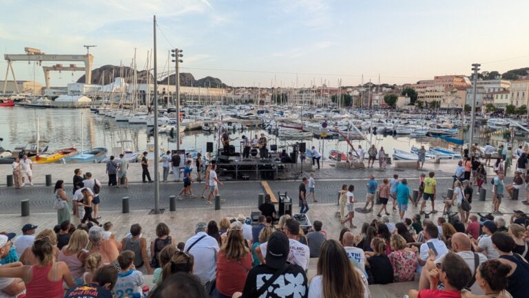 Fête de la musique à La Ciotat : des musiciens jouent depuis des barquettes sur le Port-Vieux.