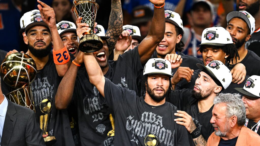 Les Knicks remportent leur premier titre NBA en 53 ans, sans sexe pendant 10 semaines.