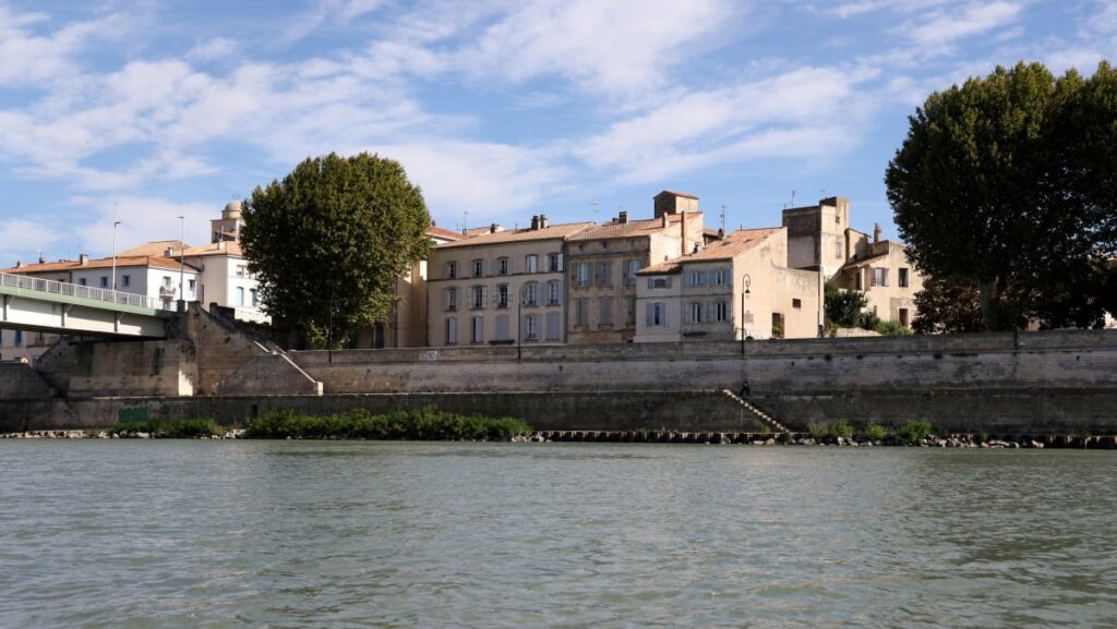 Centre-ville d’Arles : commerces en berne et marché locatif tendu face à un avenir incertain.