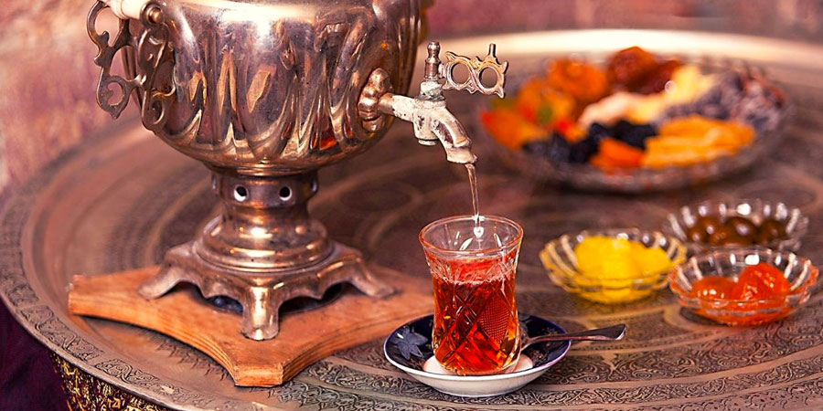 Le thé turc, une tradition ancrée dans la culture sociale et économique de la Turquie.