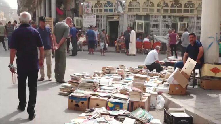 Les libraires de la rue Al-Mutanabbi à Bagdad confrontés à une crise de fréquentation.