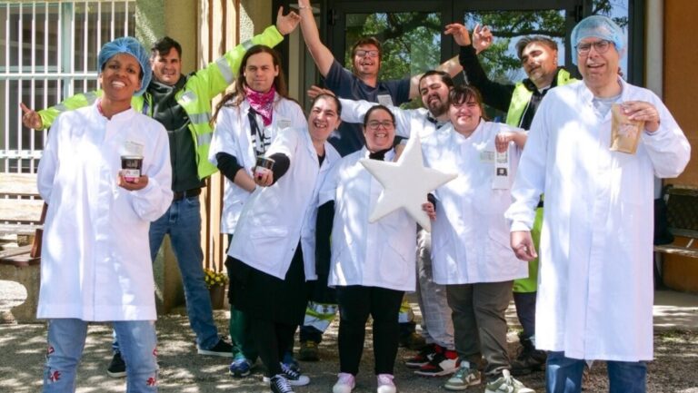 Les ouvriers de l’Esat de Roaix présentent leur quotidien aux professionnels extérieurs.