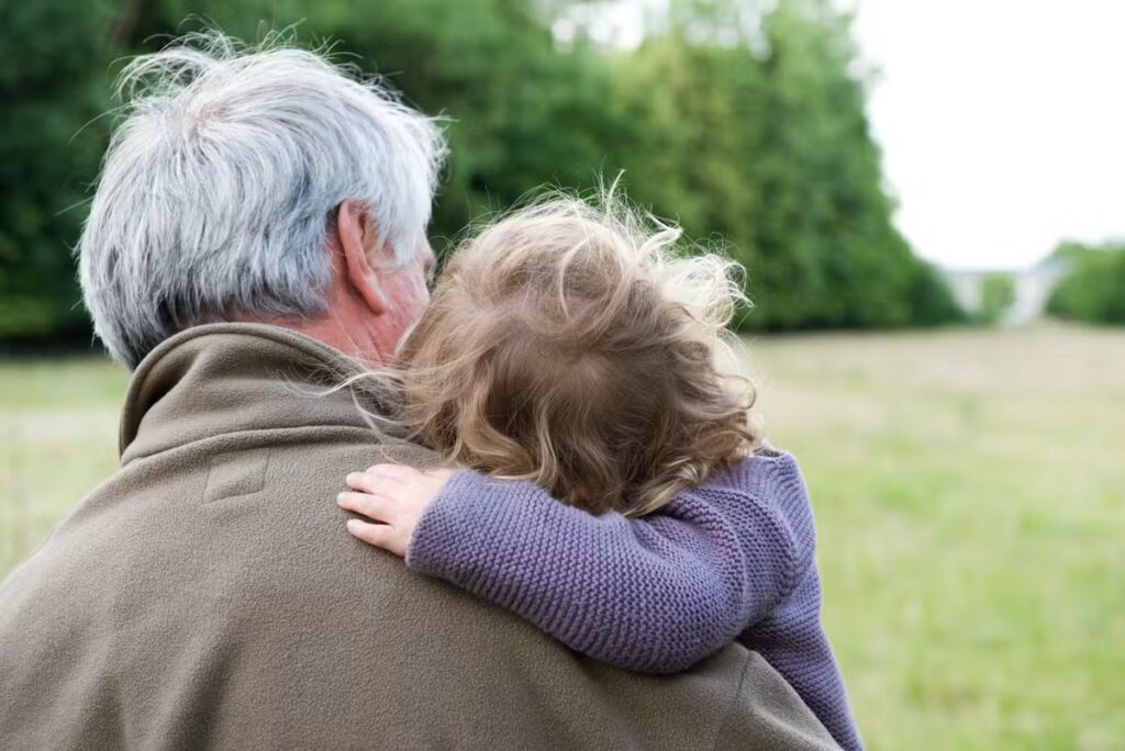 Les enfants proches de leurs grands-parents développent des compétences sociales et émotionnelles.