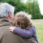 Les enfants proches de leurs grands-parents développent des compétences sociales et émotionnelles.