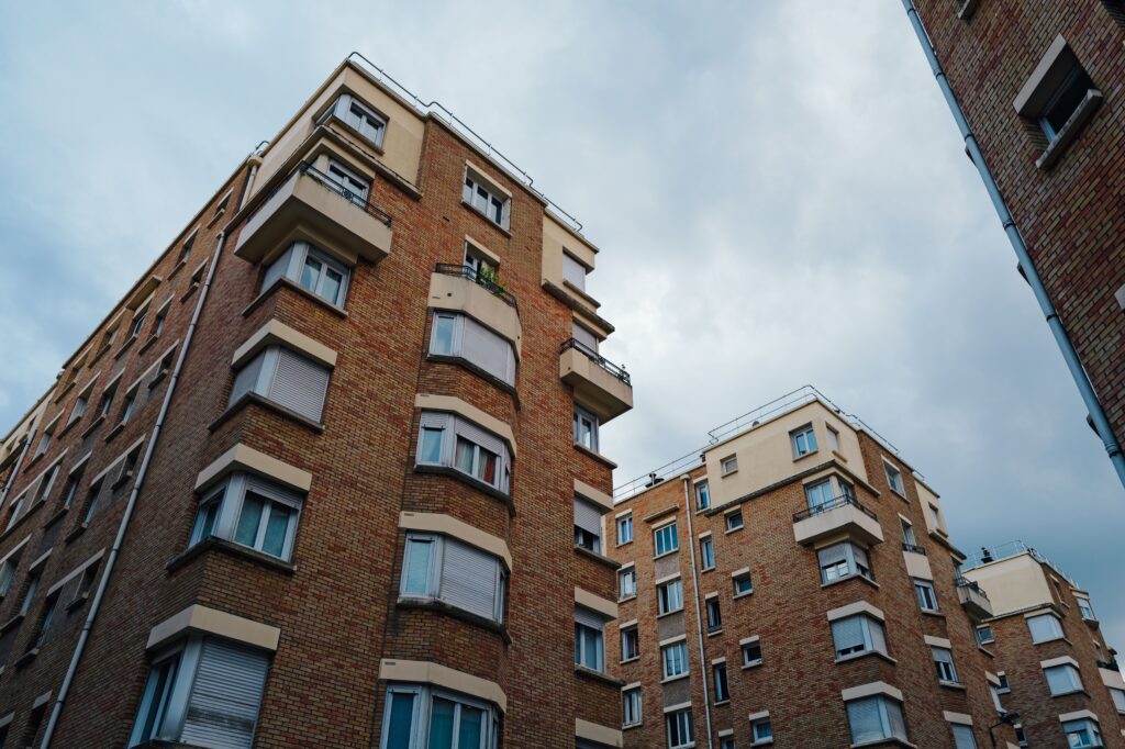 Logements rénovés : des bouilloires thermiques pointées du doigt par les experts.