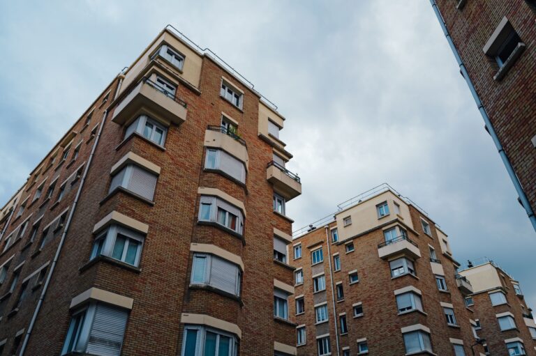 Logements rénovés : des bouilloires thermiques pointées du doigt par les experts.
