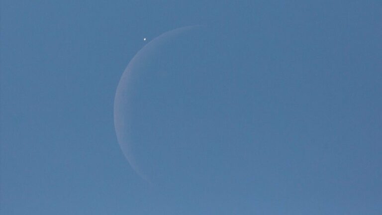 Vénus et la Lune visibles ensemble dans le ciel nocturne demain soir.