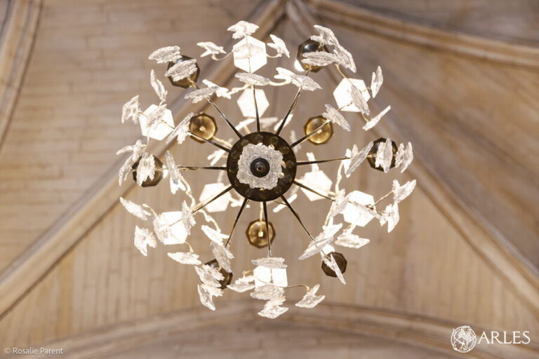 Lustres de Saint-Trophime : une restauration met en lumière le patrimoine architectural français.