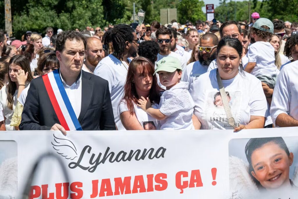 Affaire Lyhanna : la mère de la fillette attaque l’État après la dénonciation de Jérôme Barella.
