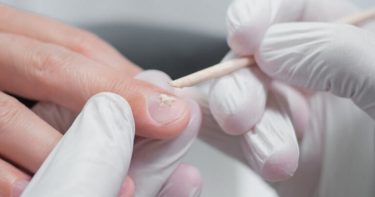 La manucure japonaise remplace la méthode russe et offre un éclat nacré sans vernis.