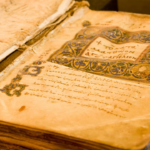 Des chercheurs français retranscrivent 32 000 manuscrits médiévaux grâce à l&rsquo;IA.