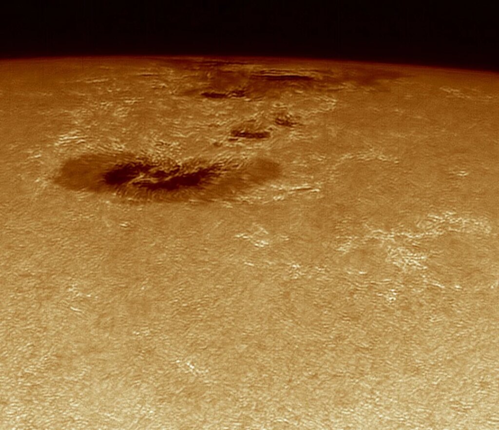 D’énormes taches solaires observées, affectant les communications satellites.
