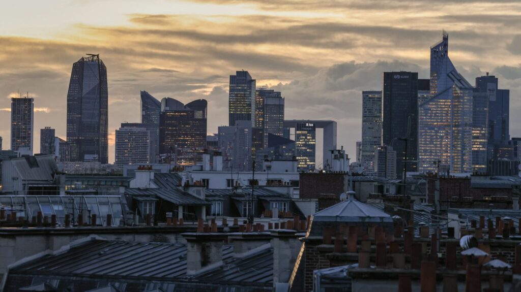 Rémunération des dirigeants du CAC 40 en baisse de 9% selon un rapport officiel.