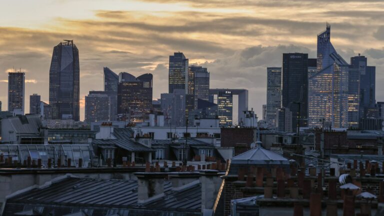 Rémunération des dirigeants du CAC 40 en baisse de 9% selon un rapport officiel.