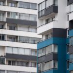 Colocation entre saisonniers et personnes âgées dans le Finistère face à la crise du logement.