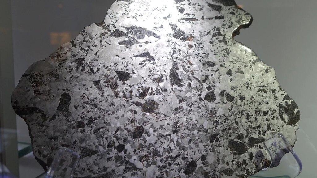 Une météorite du Sahara révèle des indices sur une planète disparue de la taille de Mars.