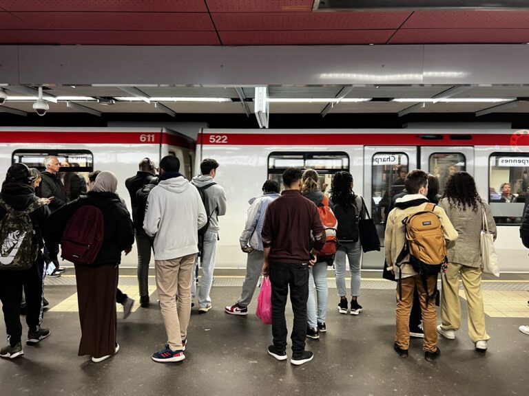 Lyon : une adjointe administrative porte plainte contre le maire après une chute dans le métro.