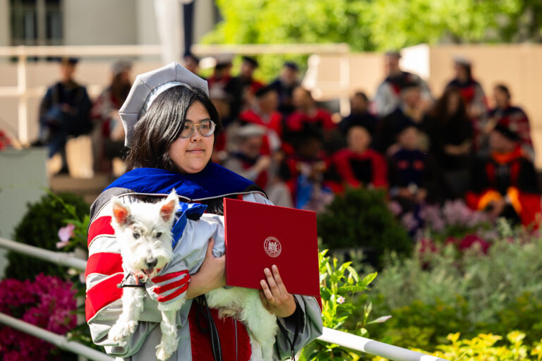 Une diplômée du MIT en nanoscience célèbre sa réussite avec son chien.