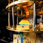Des câbles cryogéniques flexibles du MIT améliorent le développement des systèmes quantiques.