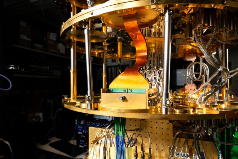 Des câbles cryogéniques flexibles du MIT améliorent le développement des systèmes quantiques.