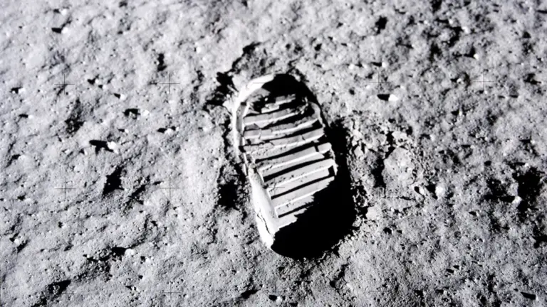 Un astrophysicien d’Oxford propose d’explorer la poussière lunaire pour détecter des civilisations extraterrestres.