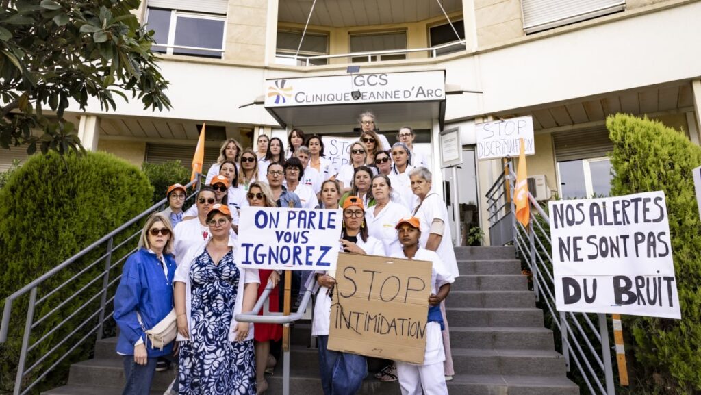 Grève illimitée à la clinique Jeanne d’Arc d’Arles, salariés demandent le départ du directeur.