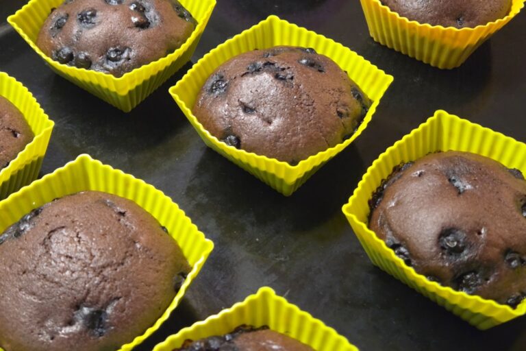 Recette de muffins au chocolat et myrtilles : une option saine pour le petit déjeuner
