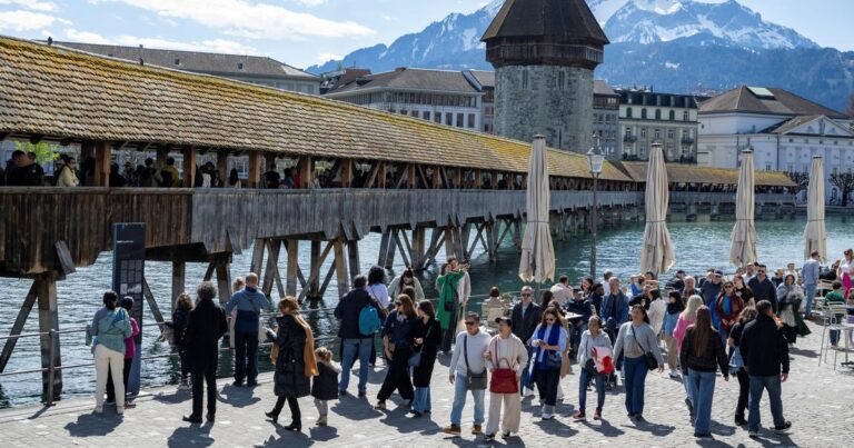 Surtourisme en Suisse : gestion des flux de visiteurs et préservation des sites naturels