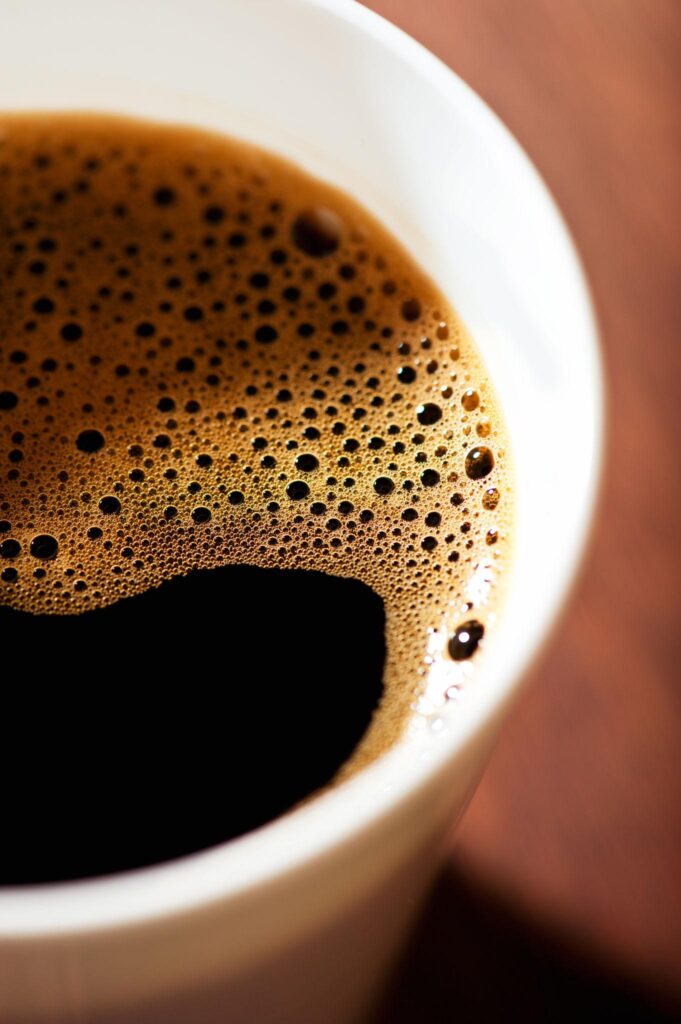 Une tasse de café raconte bien plus qu'une simple histoire de goût : elle raconte aussi celle des méthodes de production, des choix agricoles et des arbitrages économiques de la mondialisation.