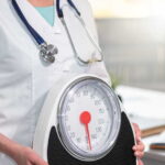 Obésité : une experte analyse les facteurs génétiques et médicamenteux influençant le poids.