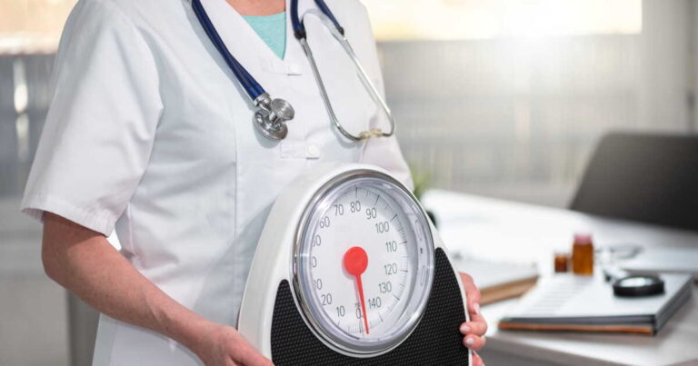 Obésité : une experte analyse les facteurs génétiques et médicamenteux influençant le poids.