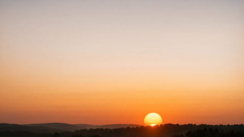 Le Soleil se couche plus tôt que prévu le 21 juin, selon des astronomes.