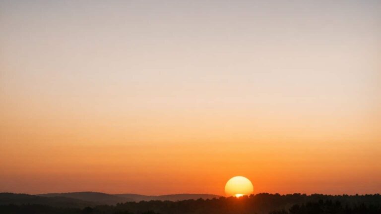 Le Soleil se couche plus tôt que prévu le 21 juin, selon des astronomes.