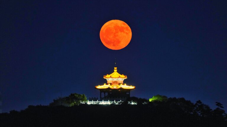 La pleine lune des fraises de juin offre une visibilité accrue aux astronomes.