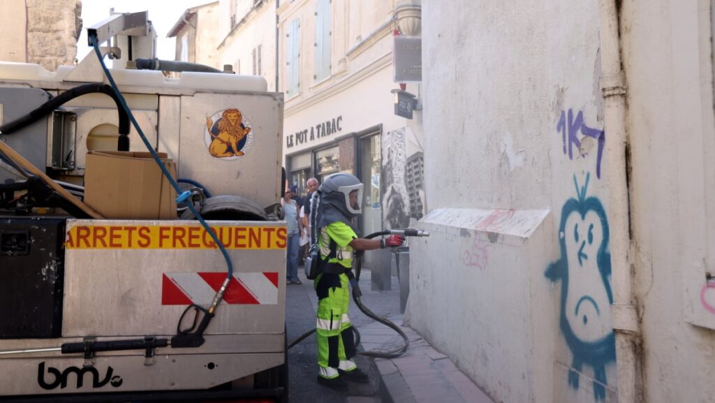 La mairie d’Arles renforce la lutte contre les tags et affichages sauvages en ville.