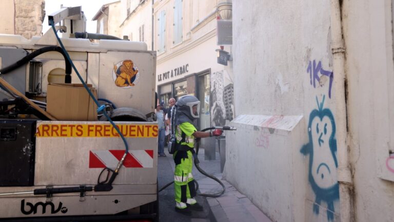 La mairie d’Arles renforce la lutte contre les tags et affichages sauvages en ville.