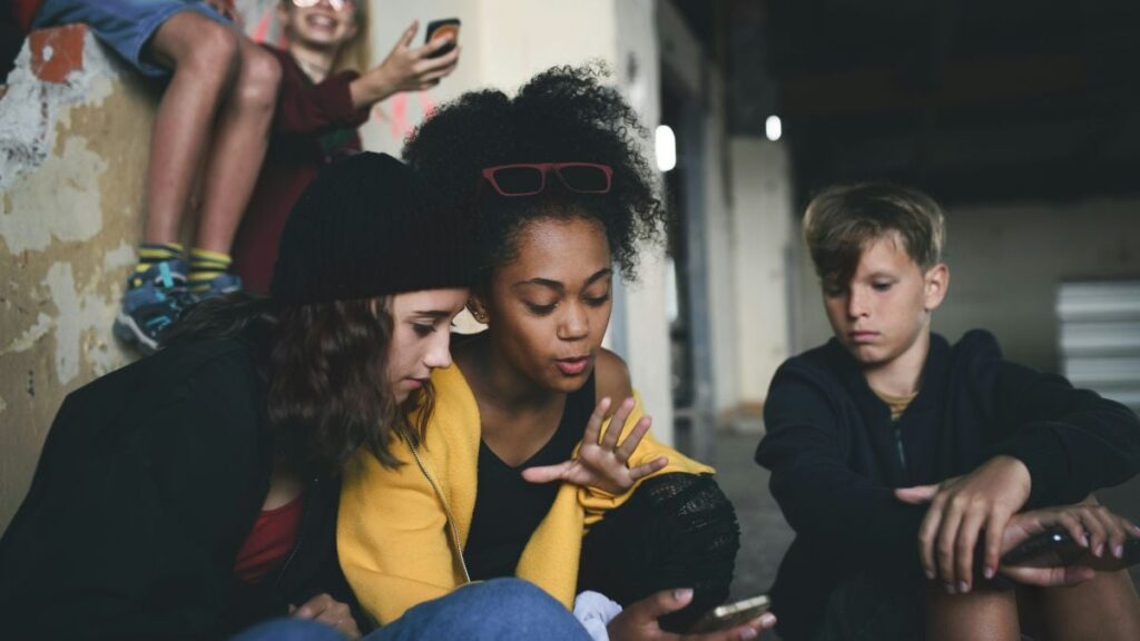 L’interdiction des réseaux sociaux en Australie échoue, mais les jeunes continuent d’utiliser ces plateformes.