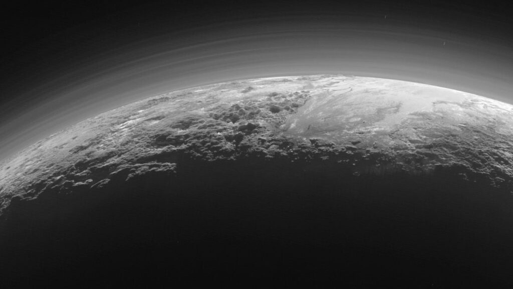 Une substance mystérieuse sur Pluton et Titan suscite l’intérêt des astronomes internationaux.