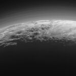 Une substance mystérieuse sur Pluton et Titan suscite l&rsquo;intérêt des astronomes internationaux.