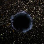 Des chercheurs remettent en question l&rsquo;existence des trous noirs, proposant des univers cachés.