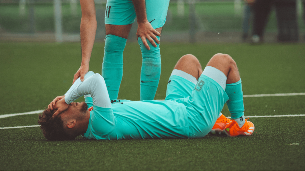 Pourquoi les footballeurs simulent-ils ? Un neurochirurgien explique les raisons.