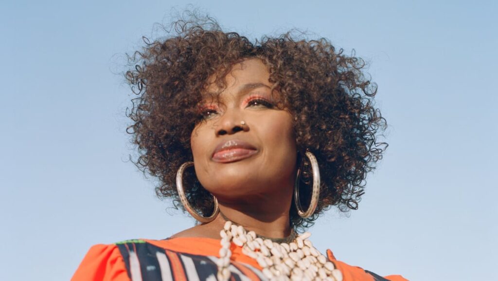 Oumou Sangaré se produit au Charlie Jazz Festival à Vitrolles après Aya Nakamura au Stade de France.