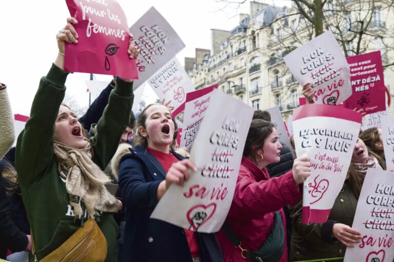 Amnesty International alerte sur la montée des mouvements antiféministes et anti-LGBT+ en France.