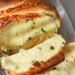 Recette inratable de pain maison à l&rsquo;ail et au persil pour une cuisine familiale.