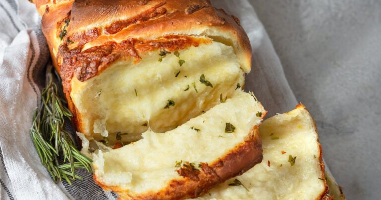 Recette inratable de pain maison à l’ail et au persil pour une cuisine familiale.