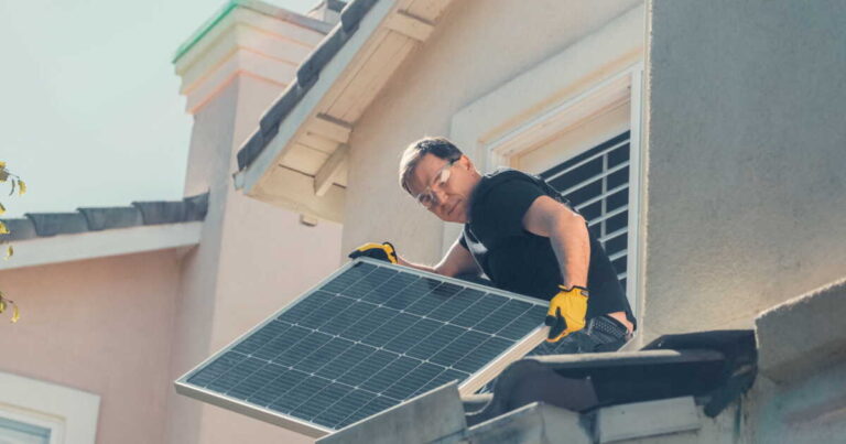 Rentabilité des panneaux solaires en France après la réforme de 2026 : analyse des enjeux.